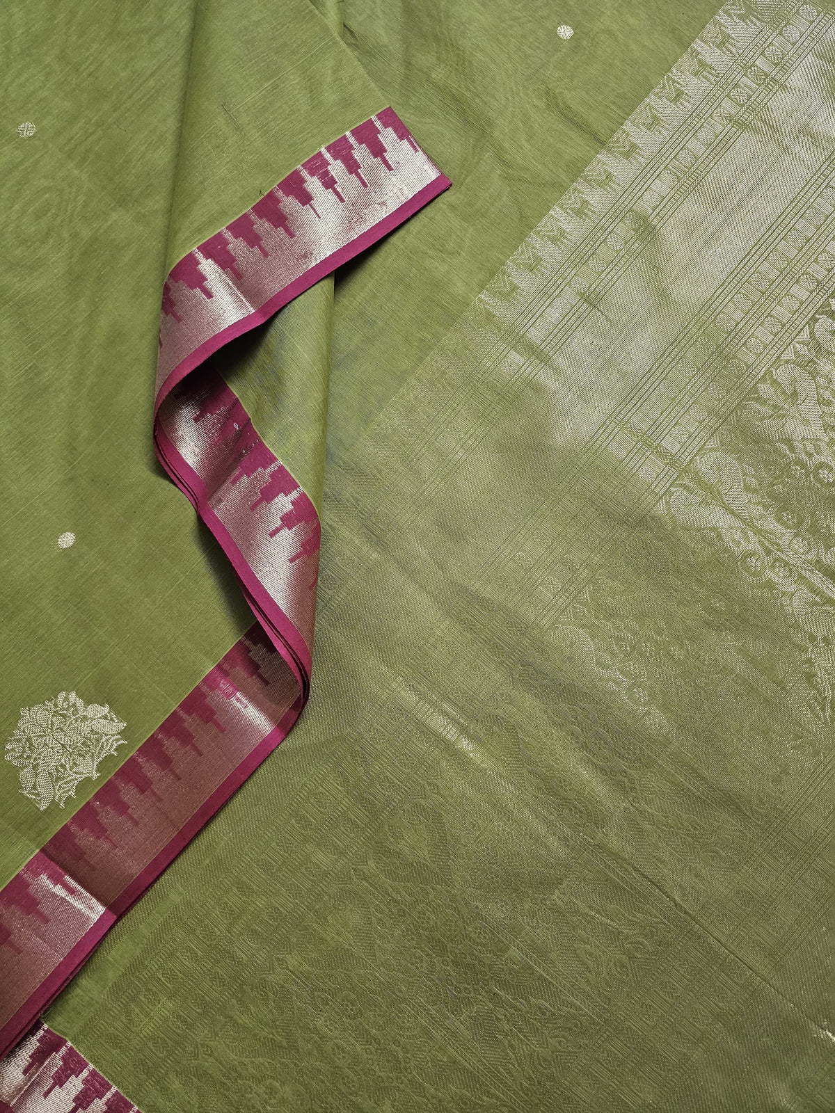 Harita Rekhaa – Pastel Green Handloom Kanchi Cotton Saree with Red Thalampoo Reku Zari Border