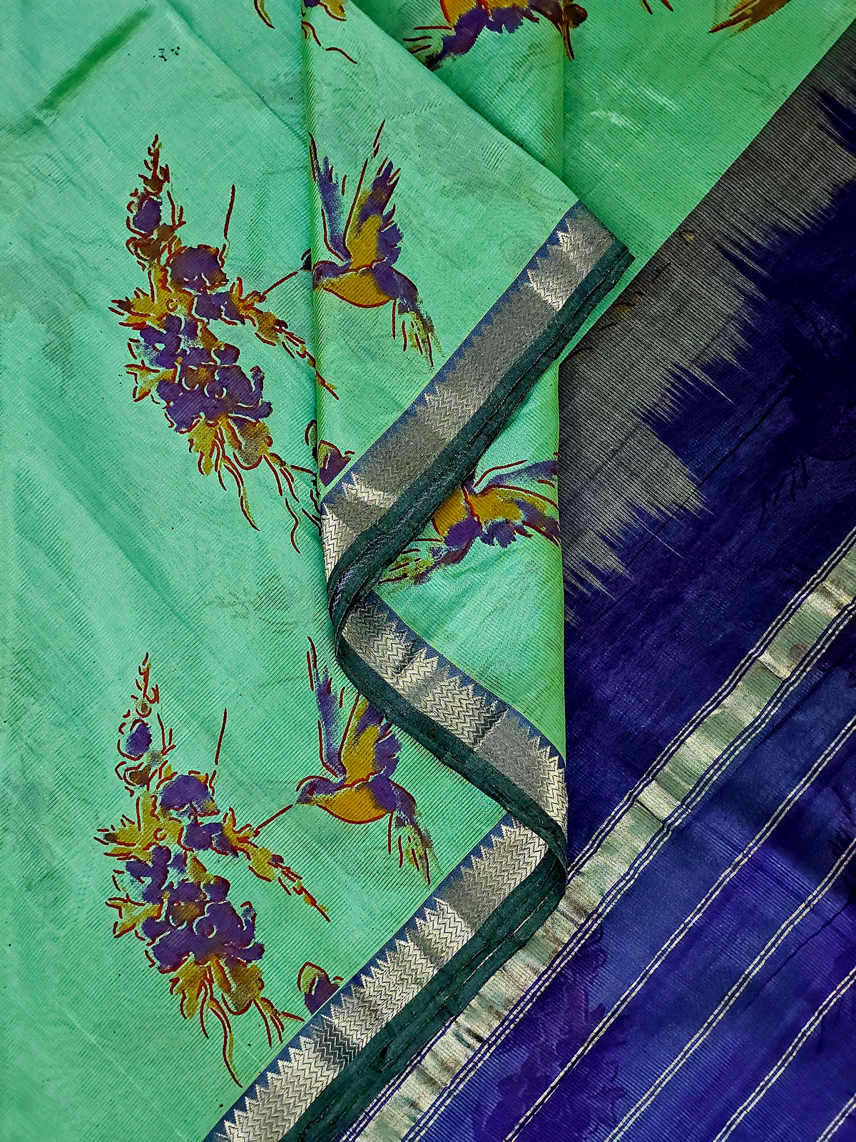 Manogna – Mint Green Handloom Mangalagiri Silk Cotton Saree with Hummingbirds and Violet Flowers Print