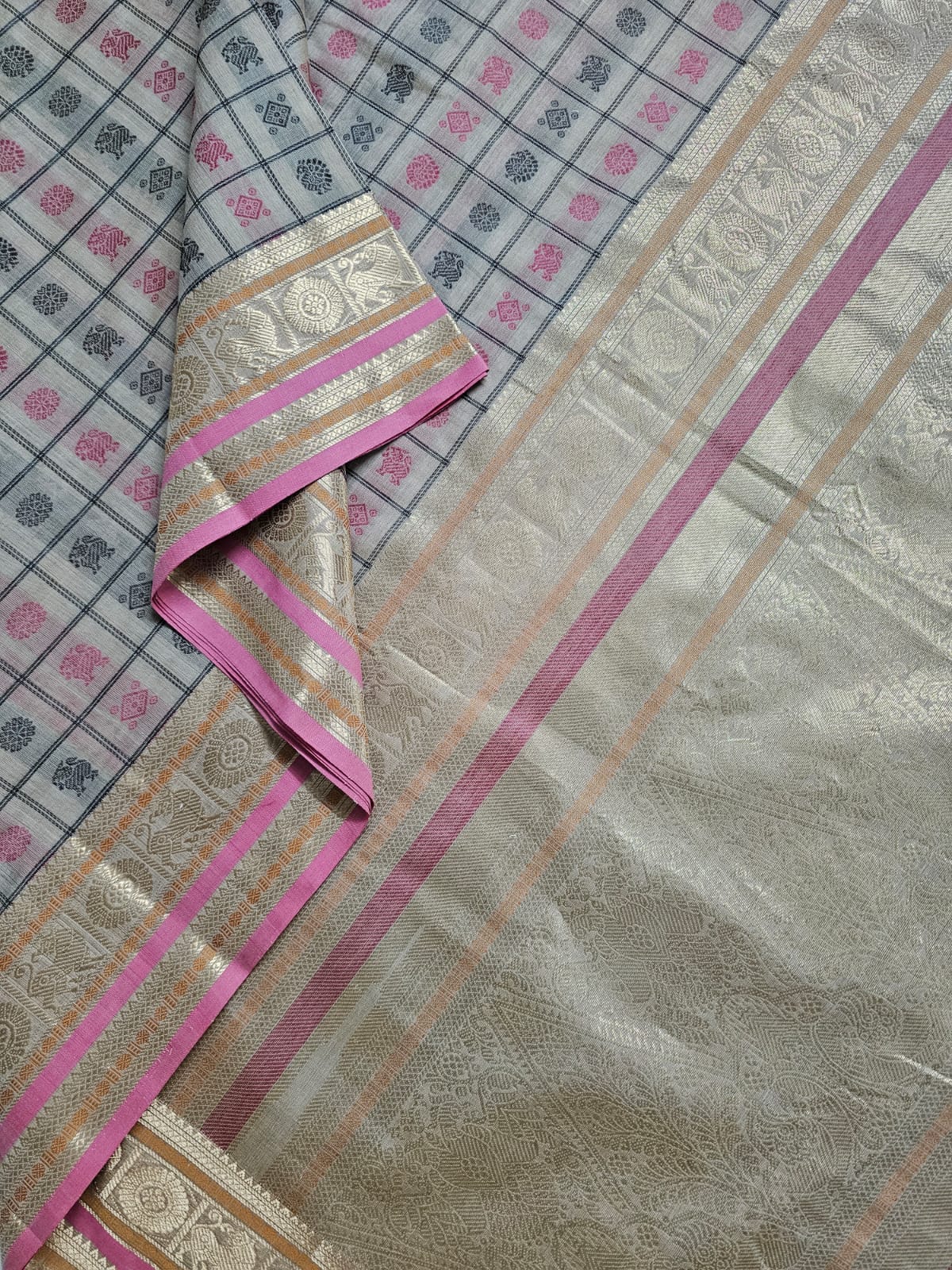 Srirangī – Beige Aayiram Butta Handloom Kanchi Cotton Saree with Pink Zari Border and Zari Pallu