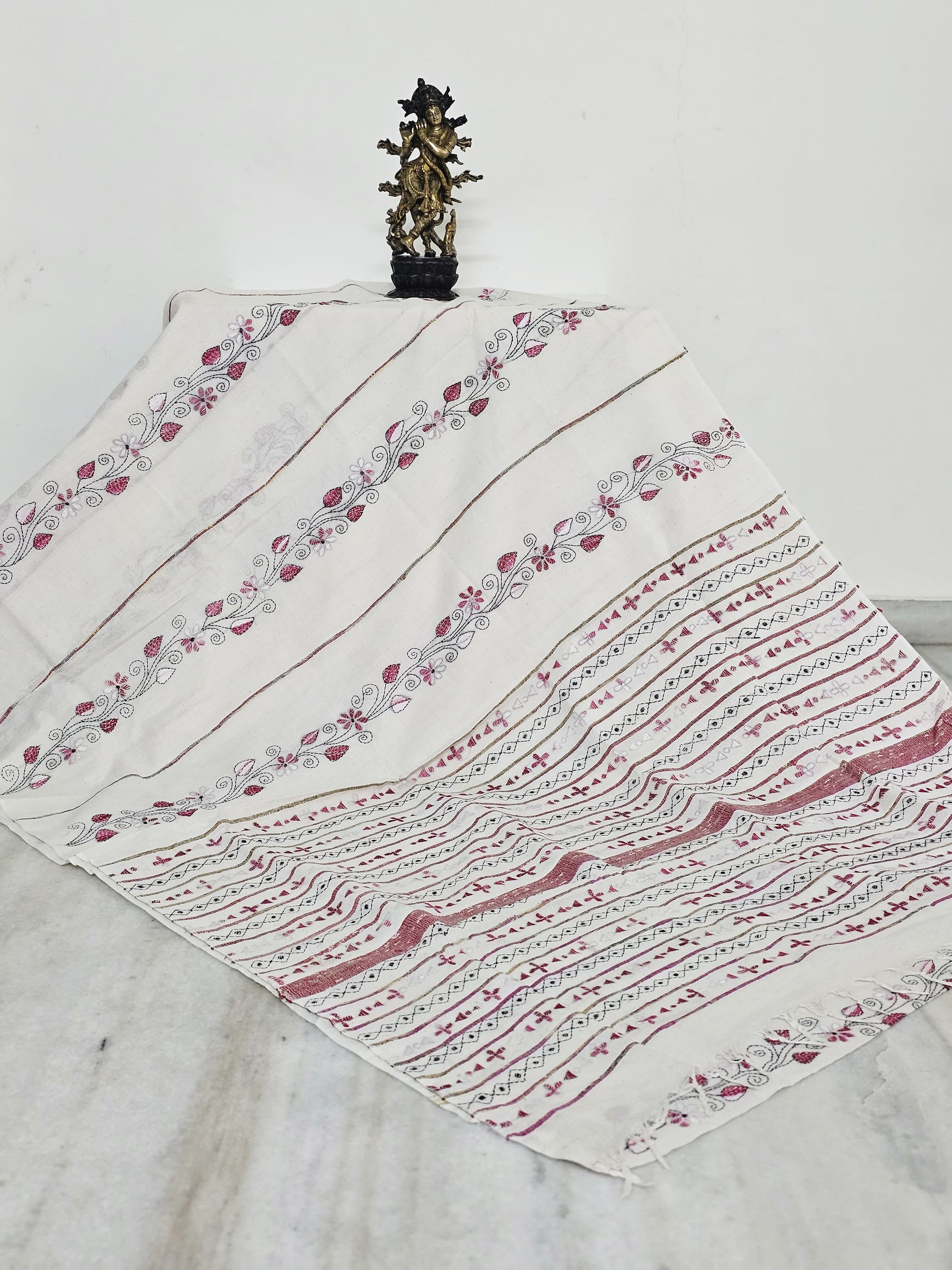 White Handloom Kantha Cotton Saree Pink Color floral motifs