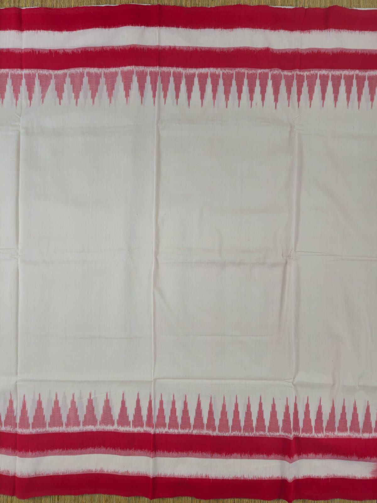Saree body close up of White and Red Handloom Pochampally Ikkat Mercerized Cotton Saree with Temple Border