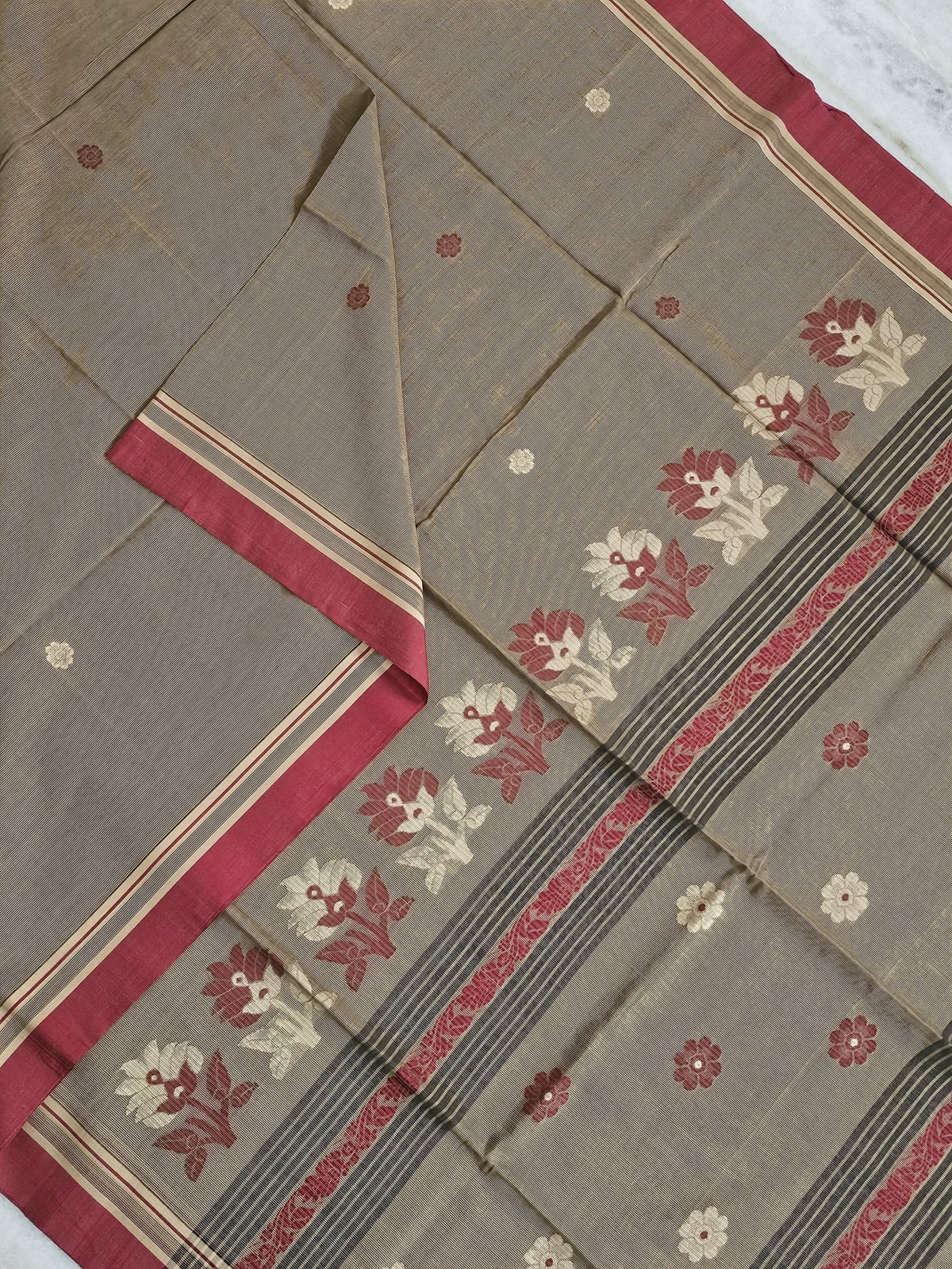 Vaishnavi – Wheatish Beige Handloom Bengal Cotton Saree with Maroon Floral Pallu - Kleemkaara